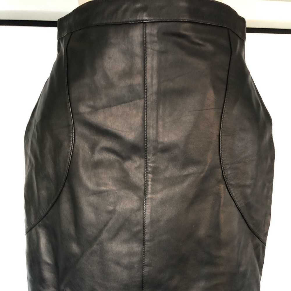 Black leather skirt in lamb skin